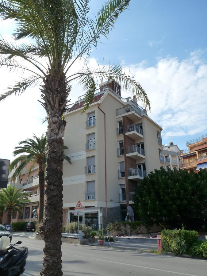 Hotel Jolly Roger Pietra Ligure Exterior foto
